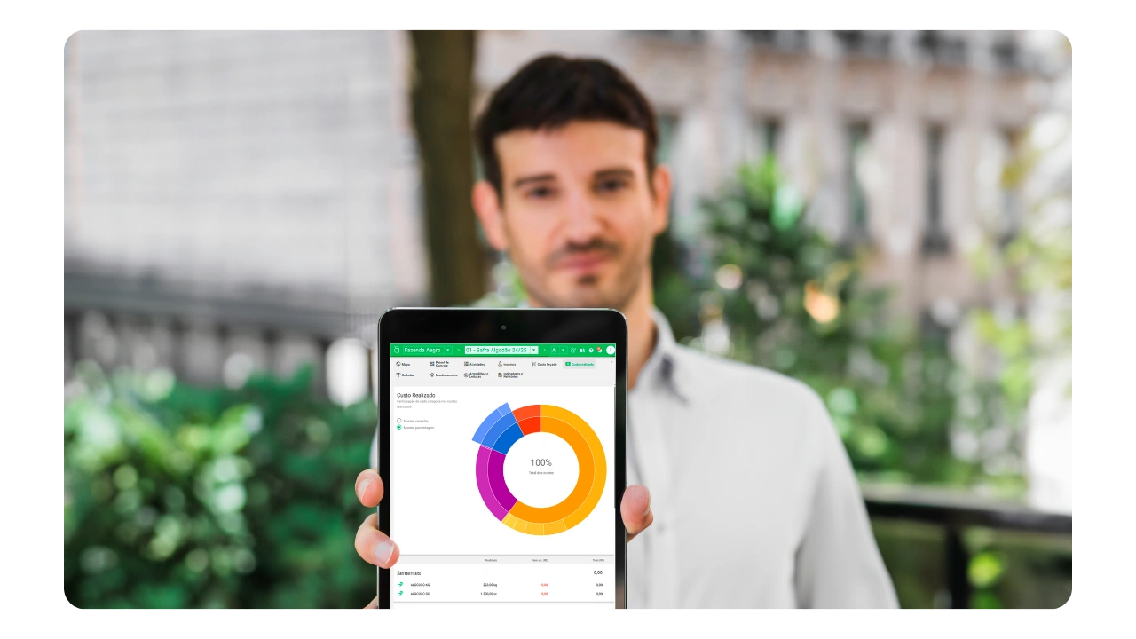 Contador analisando dados financeiros no computador com software Aegro.