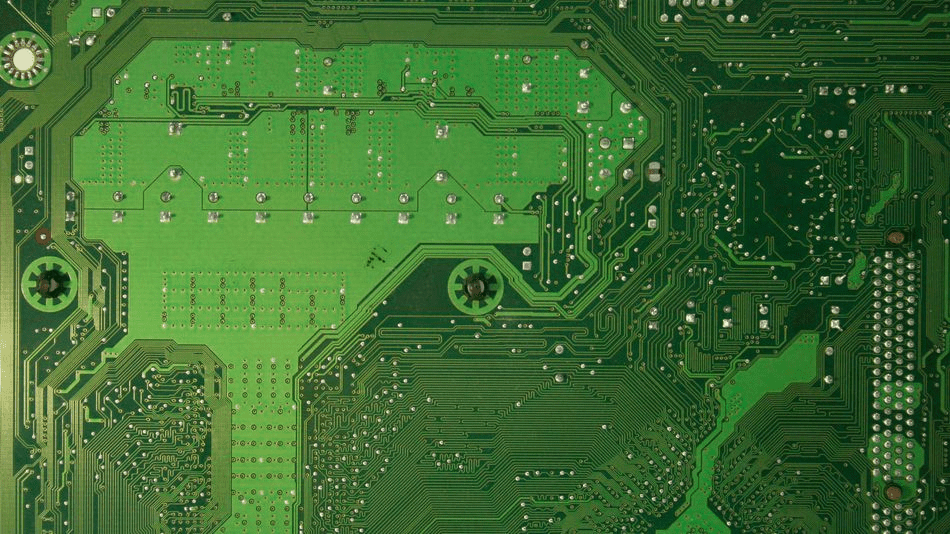 close-up detalhado de uma placa de circuito impresso (PCB) de cor verde. A superfície é coberta por uma com