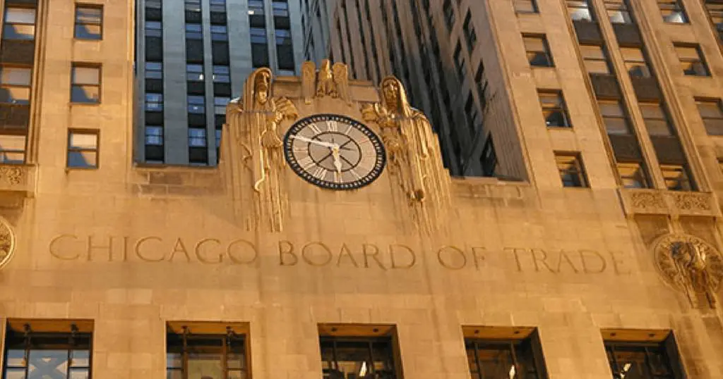 a fachada do icônico edifício da Bolsa de Chicago (Chicago Board of Trade - CBOT), um marco da arquitetura Art