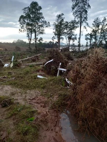 cenário de devastação em uma área rural, provavelmente após a ocorrência de um desastre natural como uma