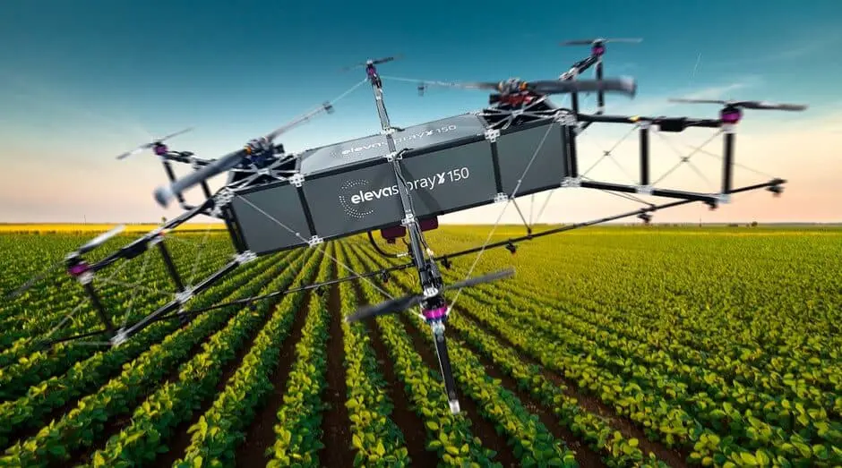 drone agrícola de grande porte, modelo ’elevaSprayX 150’, em pleno voo sobre uma extensa lavoura de cultura
