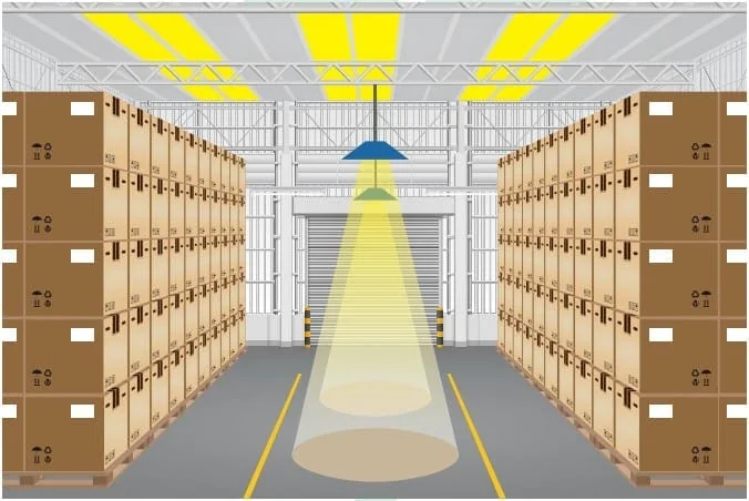 Ilustração vetorial do interior de um armazém agrícola ou depósito bem organizado. A imagem exibe um corredor central flanque