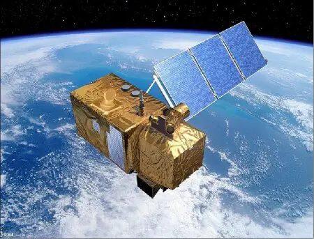 satélite de observação da Terra orbitando o planeta. O satélite, com seu corpo coberto por uma manta térmic