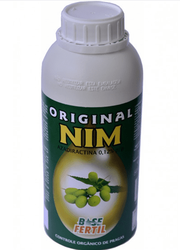 uma embalagem plástica branca de um produto agrícola chamado ‘Original Nim’, da marca ‘Base Fértil’. O rótulo,
