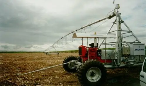 sistema de irrigação do tipo pivô central autopropelido em uma lavoura recém-colhida, evidenciada pela palh