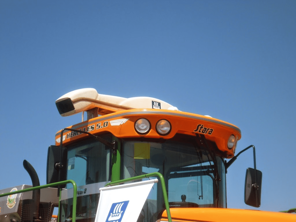 close-up da cabine de um maquinário agrícola moderno, o distribuidor autopropelido Hércules 5.0 da marca St