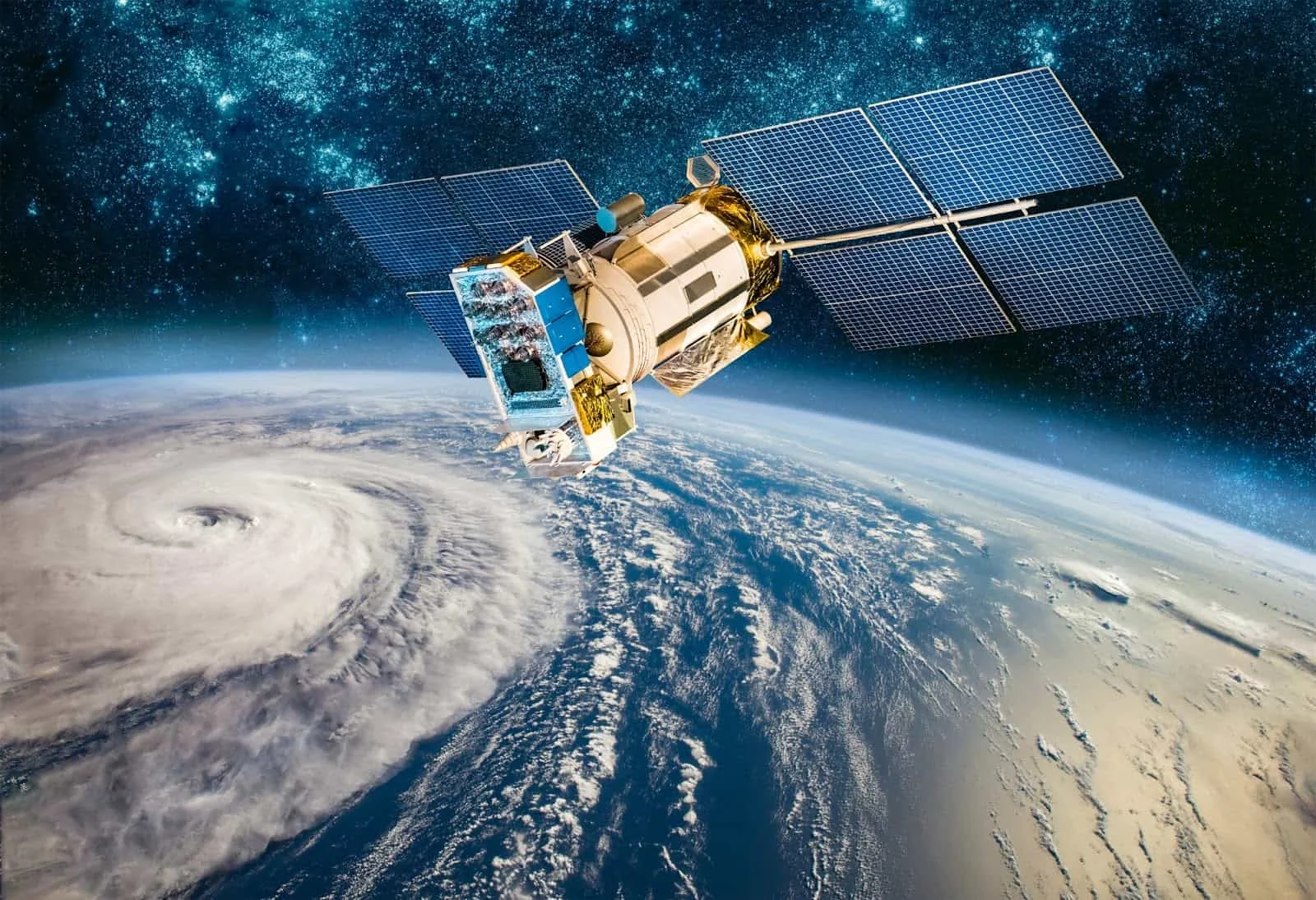 satélite de alta tecnologia orbitando o planeta Terra, com seus painéis solares abertos contra o fundo estr