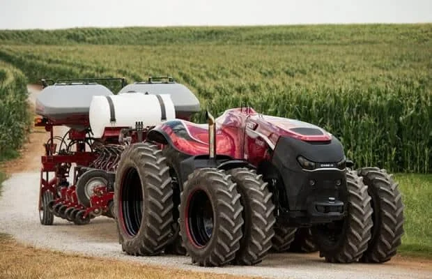 trator autônomo de design futurista, o conceito Case IH Magnum, em uma estrada de terra ao lado de uma vast