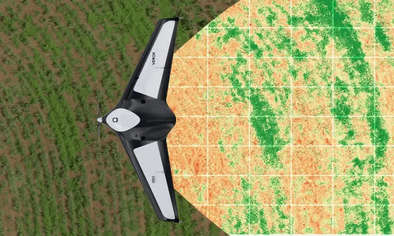 conceito de agricultura de precisão através do uso de um drone de asa fixa, da marca VEROK, sobrevoando um
